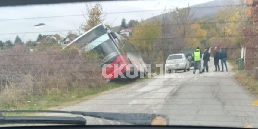 Автобус на ЈСП излета од пат (ФОТО)