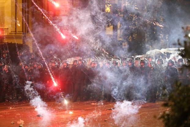 (фото галерија + видео) СЦЕНИ КАКВИ ШТО ДОСЕГА НЕ СЕ ВИДЕНИ: Борби на улиците, тотален хаос по изборите во Грузија