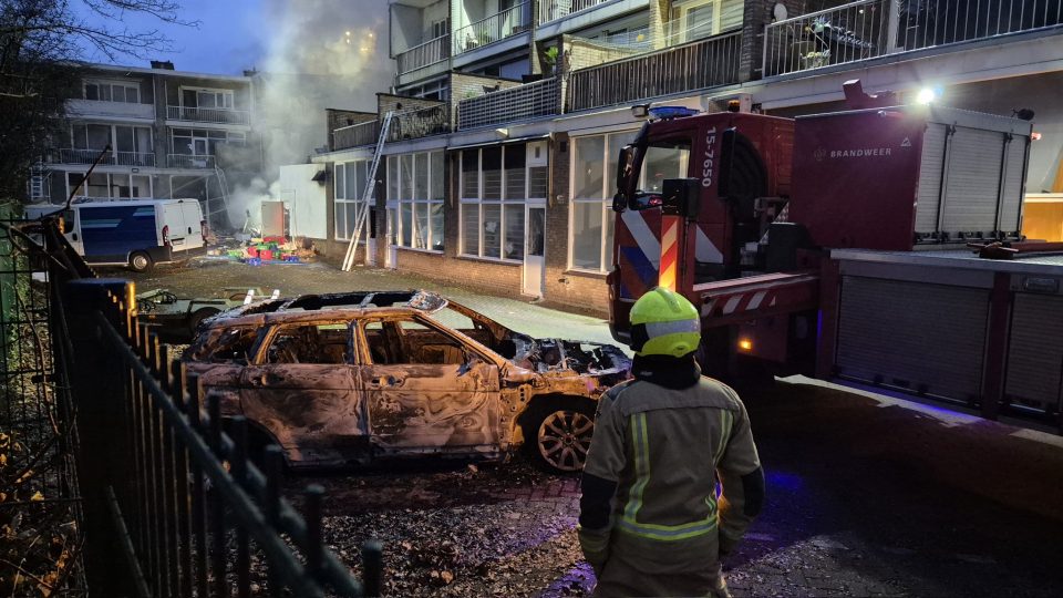 (фото) Експлодираше трикатна зграда, спасувачите бараат преживеани под урнатините – трагична несреќа во Холандија