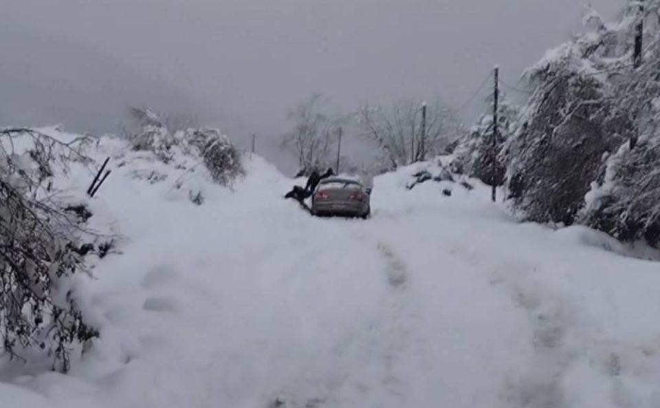 На ова место во Македонија паднаа неверојатни метар ипол снег и сѐ уште има врнежи – повеќе туристи се заглавени