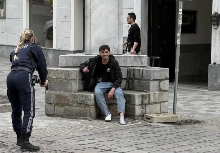 УЖАС ПОПЛАДНЕВО: Со нож нападна 5 лица, уби дете, па го шокираше светот со реакцијата кога го апсеа