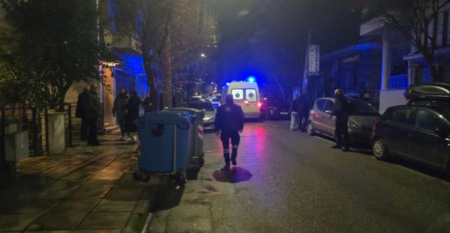 ДОЖИВЕАЛА КРИЗА ПРЕД ТРАГЕДИЈАТА: 38 годишна жена попладнево падна од петти кат од зграда – ужас во соседна Грција
