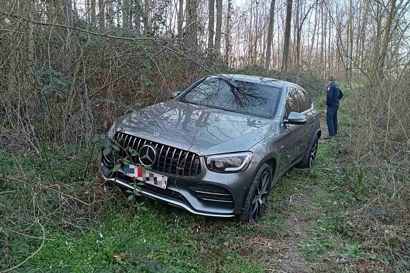 ФОТО: Украден луксузен „мерцедес“ пронајден во шума