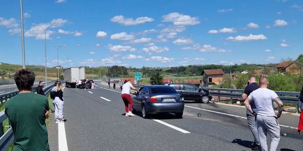 Пратеникот Срѓан Тодоровиќ, неговата сопруга и детето загинаа денеска во сообраќајка