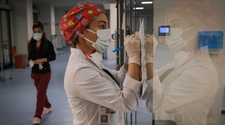Забрана за породувањата со царски рез во приватните клиники – одлуката на Владата предизвика хаос во Турција