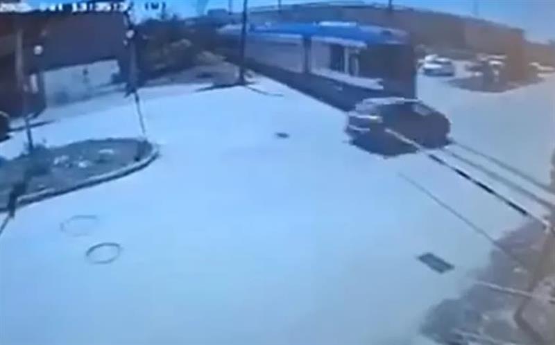 ВИДЕО: Велигденско чудо во Грција- воз помина преку докторка, сите се чудат како преживеа