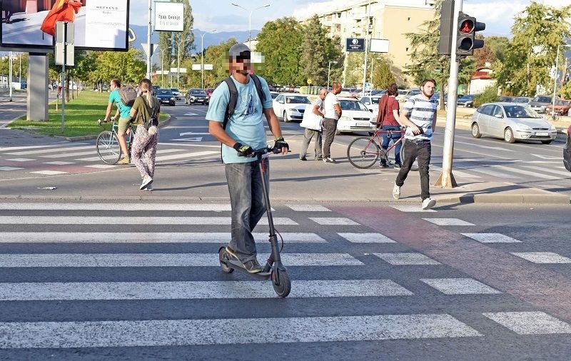 Ова се новите казни за пешаци, велосипедисти и возачи на тротинети во Македонија: Казните ќе бидат испратени преку СМС