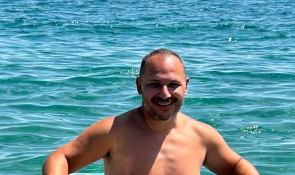 ФОТО: Роберт од Канал 5 со само една фотографија од плажа собра повеќе лајкови од разголените колешки