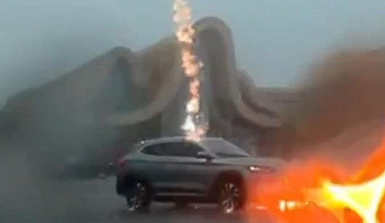 ВИДЕО: Гром три пати удри во кинески автомобил – еве каква е штетата