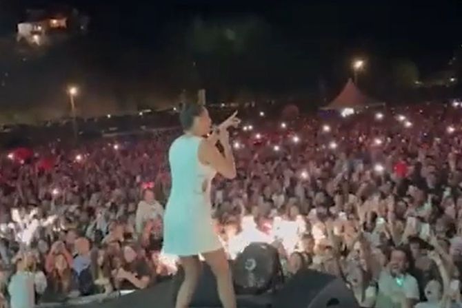 Концертот на Цеца во Крива Паланка беше прикинат поради невообичаено барање на девојка од првиот ред