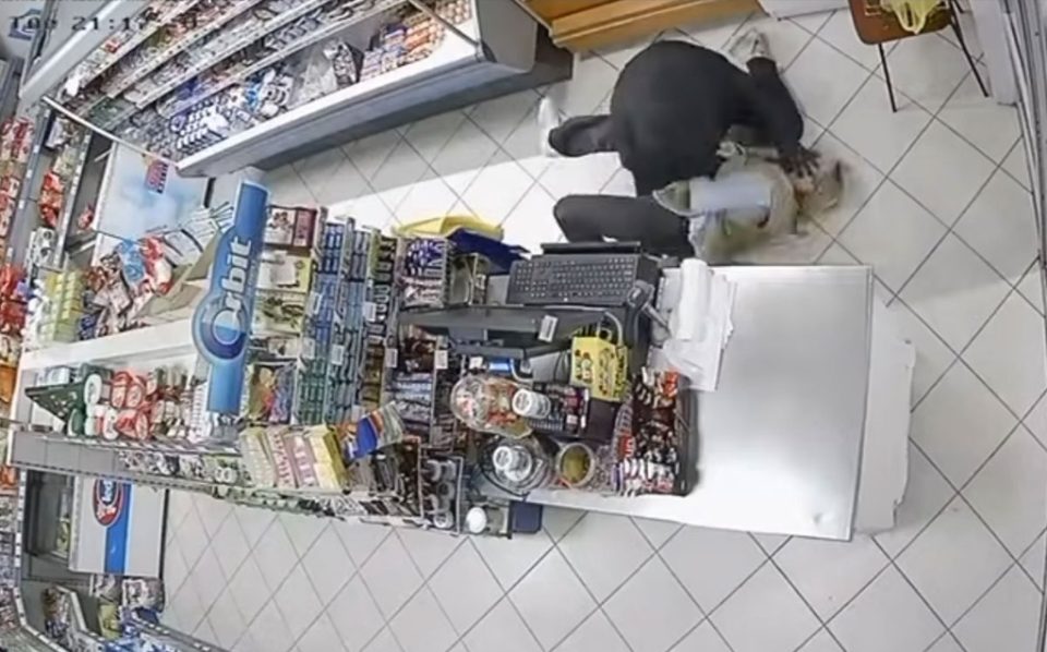Неверојатна снимка го обиколи Балканот: Храбра продавачка со ГОЛИ РАЦЕ тргна на пушка и го запре крадецот (ВИДЕО 16+)