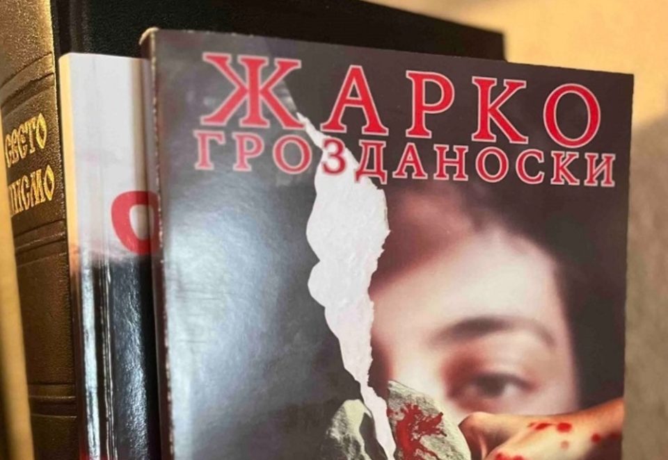 ТЕМНИ И КРВАВИ ПОРАКИ: Дали кориците и насловите на книгите на Грозданоски се само морничава коинциденција или нешто повеќе? (ФОТО)