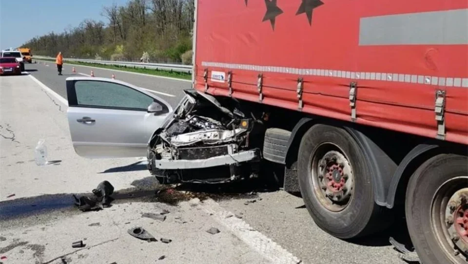 ТРАГЕДИЈА УТРОВО: Автомобил се заби во македонски камион застанат на автопат – сцените се стравични, едно лице загина