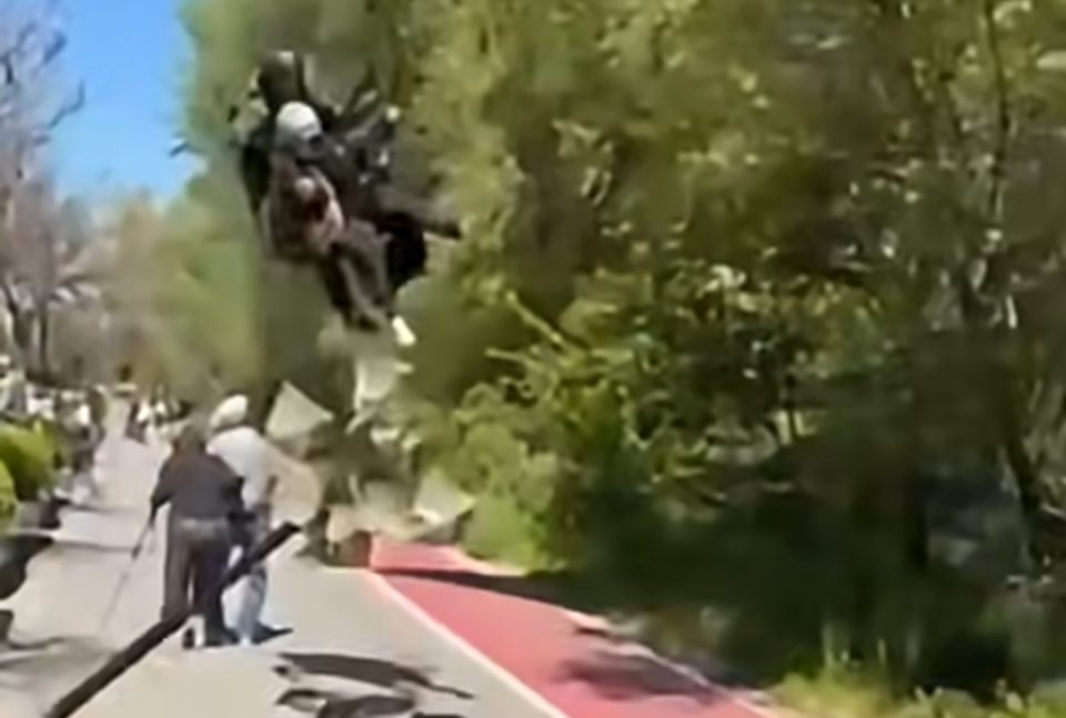 Избегната тешка несреќа во Охрид: Параглајдер за малку ќе удреше во мајка и дете, па се заби во канделабра (ВИДЕО)