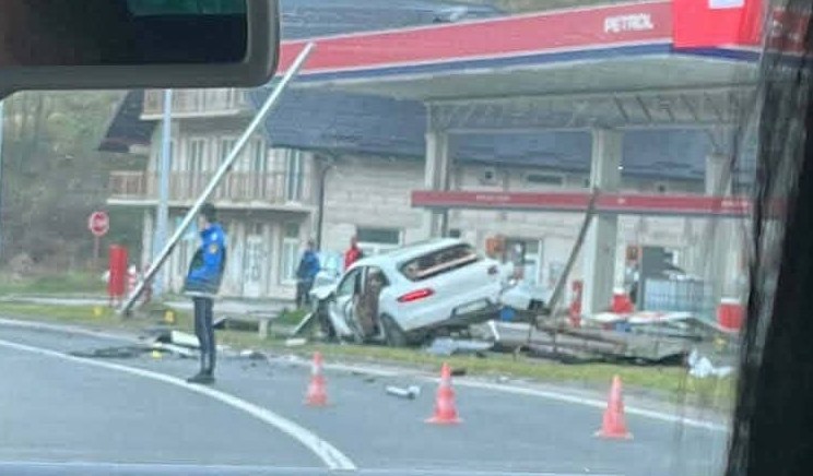 ФОТОГРАФИИ 📸 Со „Порше“ буквално ги сруши цените: Возач влета во бензинска пумпа рано утрово кај Кладањ