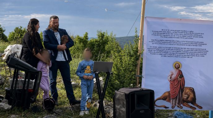 КРВНА ОДМАЗДА?! Четири деца останаа сираци откако маж и жена беа изрешетани во Ауди во Албанија (ВИДЕО)
